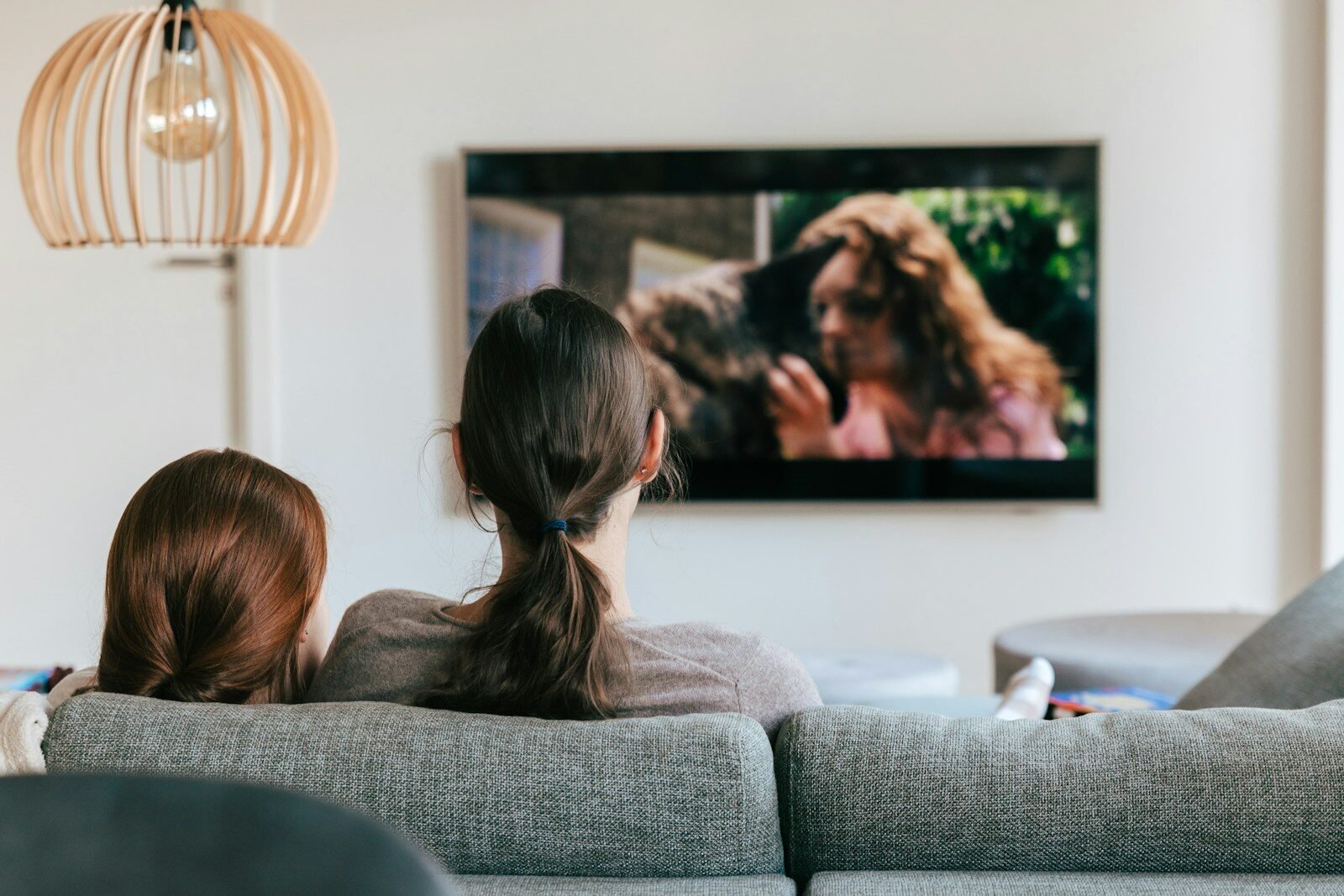 Jemand sieht sich abends einen Film auf dem Bildschirm an