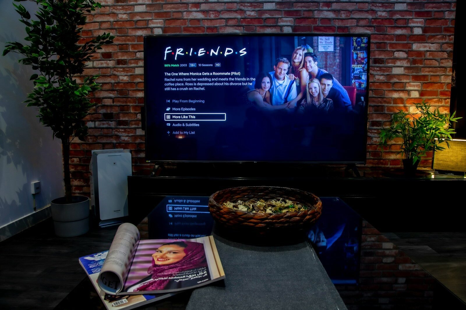 Freunde sitzen gemeinsam im Wohnzimmer vor einem Film