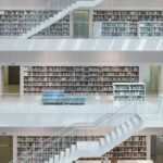 Regale und Leseplätze in einer öffentlichen Bibliothek