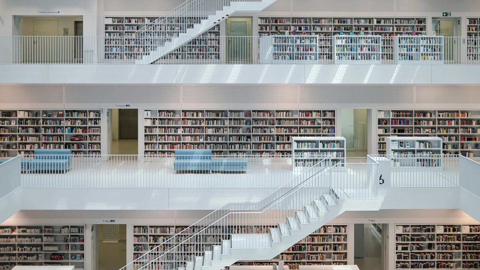 Regale und Leseplätze in einer öffentlichen Bibliothek